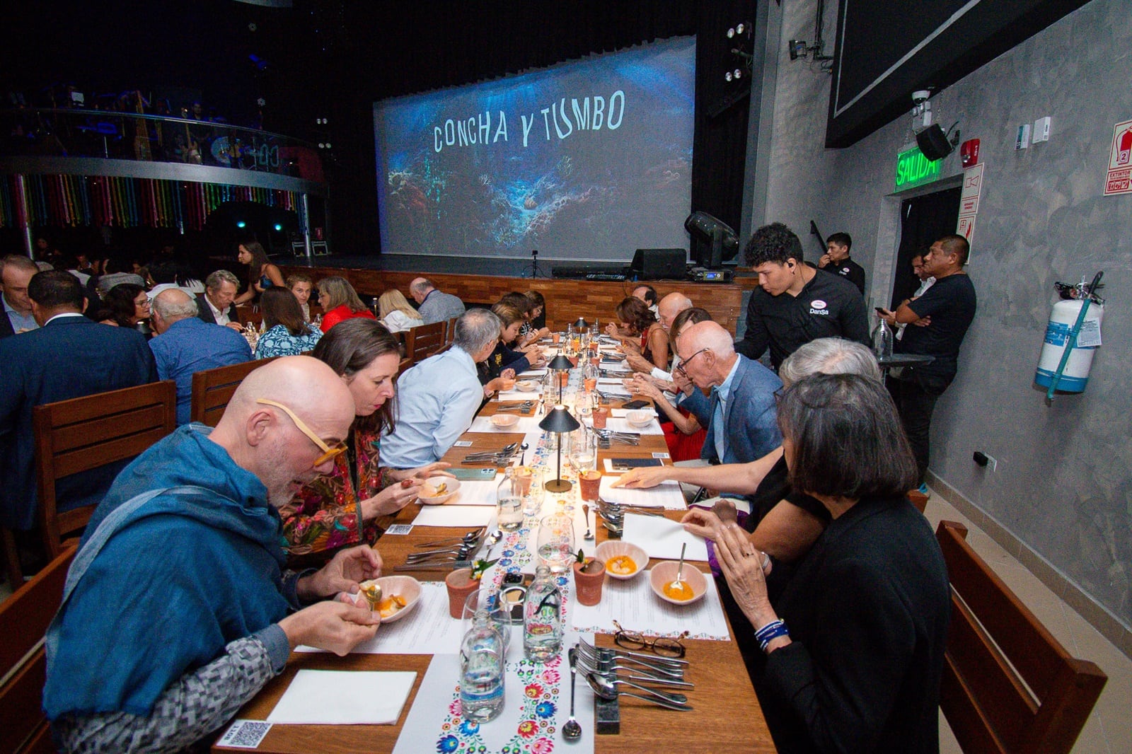 Todo es cuestión de sincronía. No solo en el escenario, también en las cocinas y el servicio de los mozos. En platea y mezzanine, hay localidades para 430 personas.