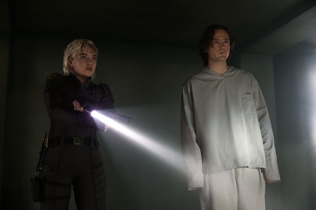 Yelena Belova (Florence Pugh) y Bob (Lewis Pullman) juntos en el set de "Thunderbolts*". (Foto: Marvel)