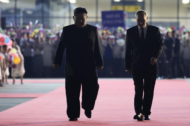 Putin y Kim caminan durante una ceremonia de despedida en el aeropuerto internacional de Sunan en Pyongyang, Corea del Norte, el 19 de junio de 2024. (EFE/EPA/GAVRIIL GRIGOROV / SPUTNIK / KREMLIN).