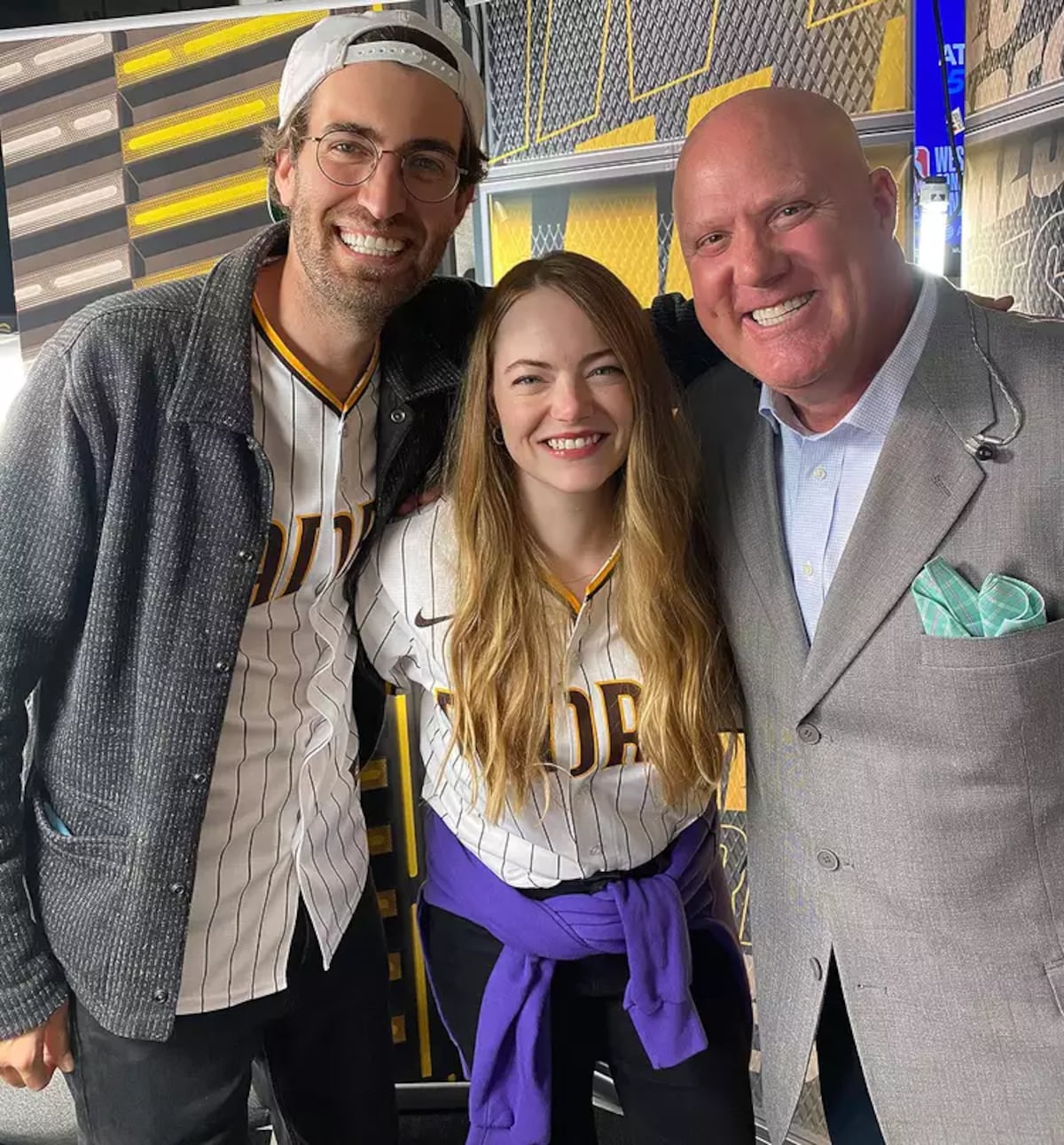 Davic McCury y Emma Stone durante un partido de Los Padres de San Diego. En la foto también aparece el locutor Mark Grant (Foto: Mark Grant / Twitter)