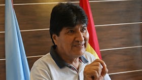 El expresidente de Bolivia, Evo Morales, habla durante una entrevista en la zona cocalera de Lauca Ene, Bolivia, el 28 de abril de 2025. (Foto de AIZAR RALDES / AFP)