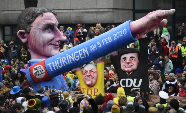 Una figura inflable representa a Höcke ataviado con el uniforme nazi y realizando el infame saludo utilizado por los seguidores de Hitler.