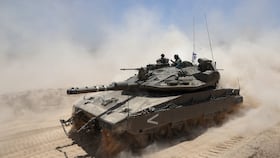 Un soldado israelí hace un gesto desde un vehículo militar en la frontera sur de Israel con la Franja de Gaza el 20 de mayo de 2025. (Foto de Jack GUEZ / AFP).