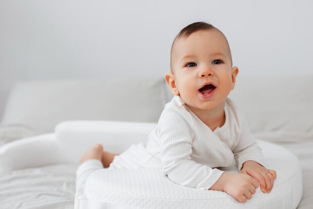 Antes de sentarse sin apoyo, el bebé debe alcanzar ciertos hitos motores clave. Primero, entre los 3 y 4 meses, desarrolla el control de la cabeza fortaleciendo los músculos del cuello. Luego, entre los 5 y 6 meses, adquiere fuerza en el tronco y la espalda.