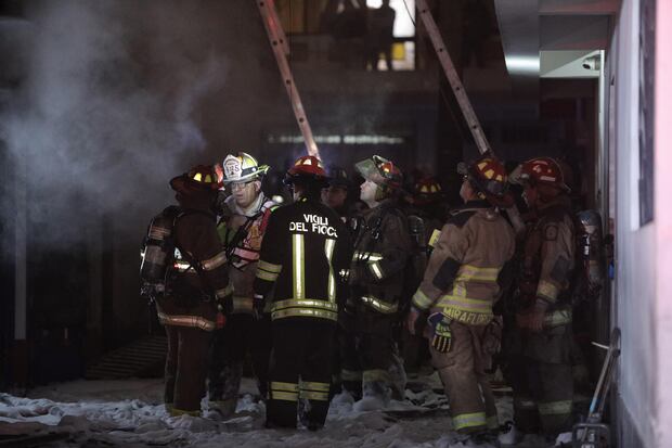 Los bomberos trabajaron en el lugar del siniestro para sofocar el fuego por completo. (Foto: Joel Alonzo/ @photo.gec)