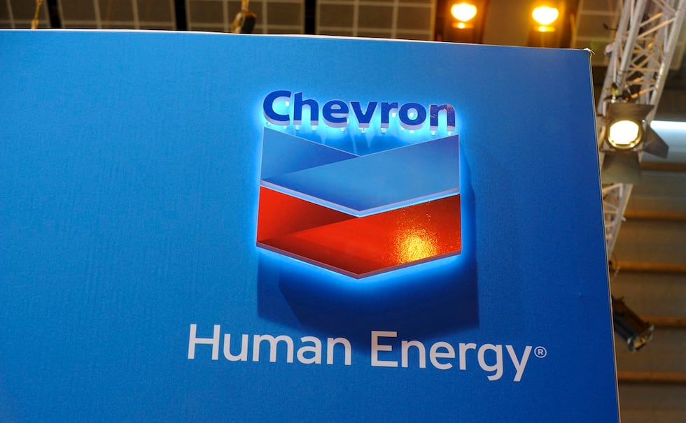 Una imagen muestra el logotipo del gigante petrolero estadounidense Chevron durante la exposición de la Conferencia Mundial del Gas en París, el 2 de junio de 2015. (Foto de Eric PIERMONT / AFP)