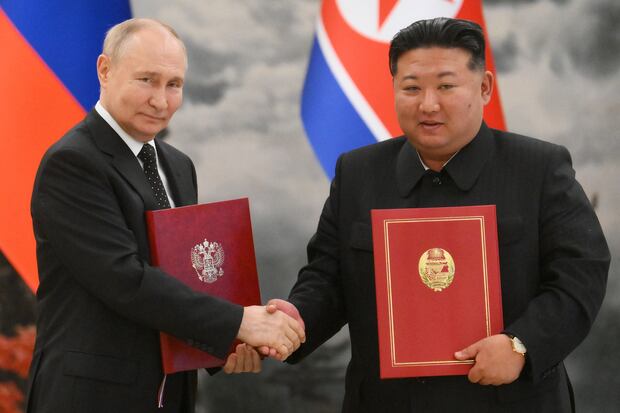 El presidente de Rusia Vladimir Putin le da la mano al líder de Corea del Norte, Kim Jong-un, después de una ceremonia de firma tras sus conversaciones bilaterales en la residencia estatal de Kumsusan, en Pyongyang, el 19 de junio del 2024. (Foto: Kristina Kormilitsyna / POOL / AFP).