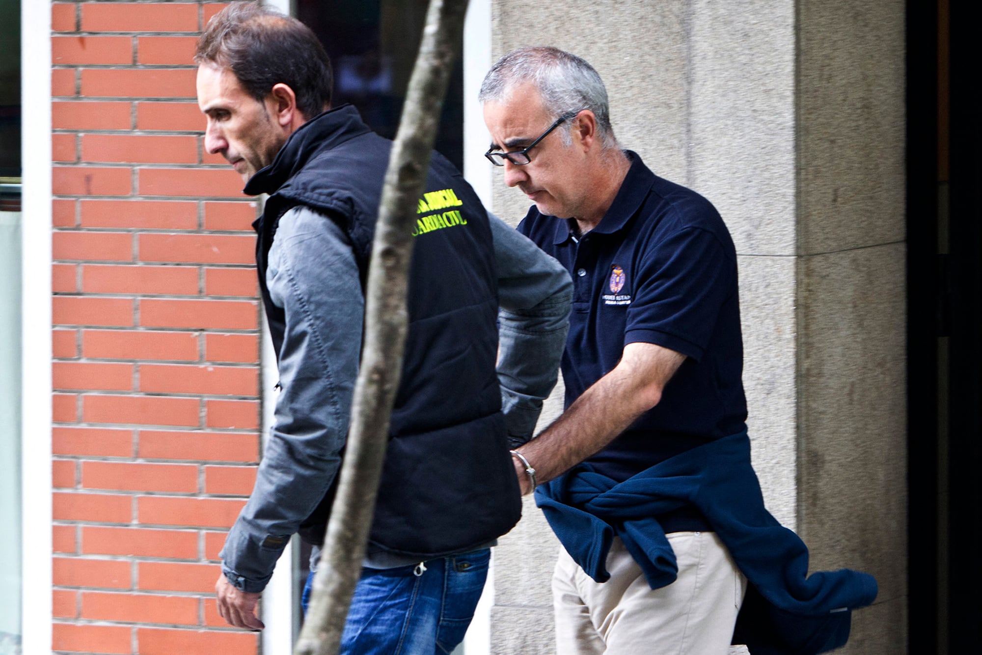 El verdadero Alfonso Basterra siendo detenido. (Foto: EFE)