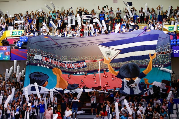 La imponente badera de los hinchas de Alianza Lima. (Foto: GEC)