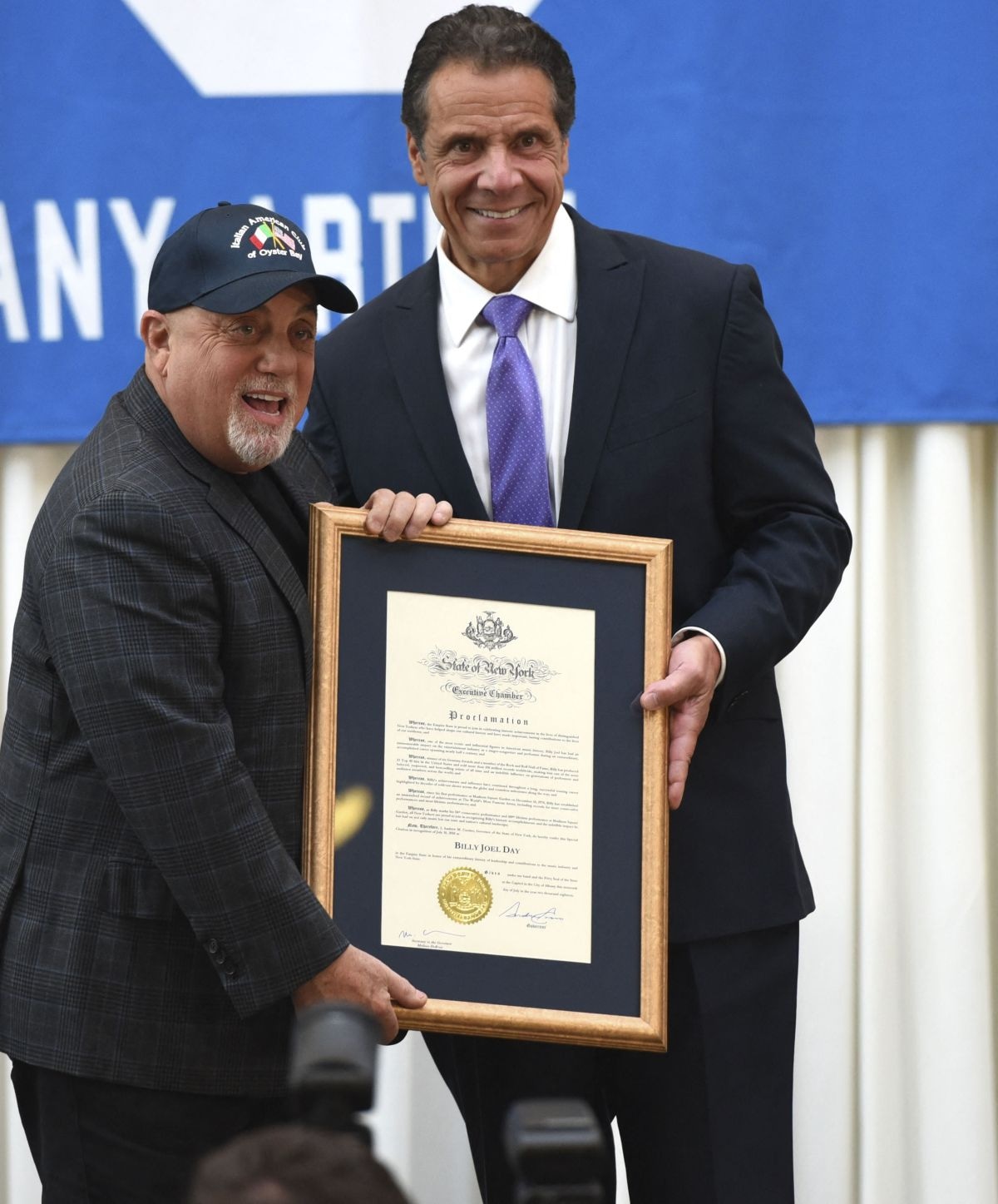 Cuando Billy Joel recibió una proclamación del entonces gobernador de Nueva York, Andrew M. Cuomo, en una conferencia de prensa en el Madison Square Garden el 18 de julio de 2018. La actuación número 100 de Joel se celebra 40 años después de su primera actuación en el Madison Square Garden, el 14 de diciembre de 1978 (Foto: Timothy A. Clary / AFP)