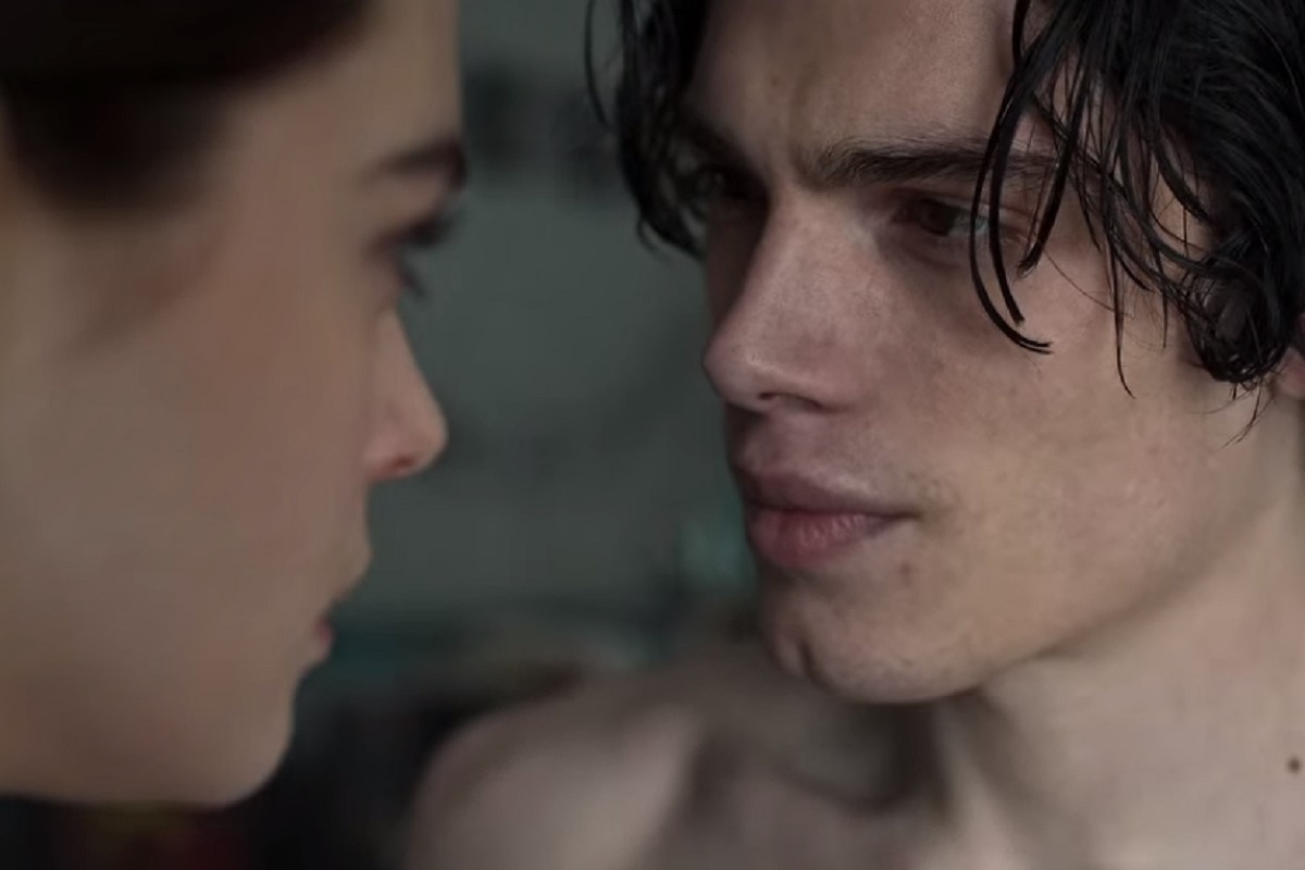 Nica (Caterina Ferioli) y Rigel (Simone Baldasseroni) en la película italiana "Fabricante de lágrimas" (Foto: Netflix)