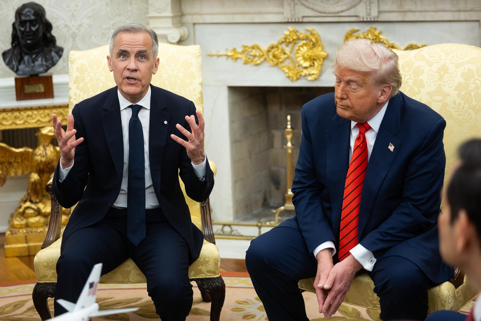 El presidente de Estados Unidos, Donald Trump (d), y el primer ministro de Canadá, Mark Carney (i), se reúnen en la Oficina Oval de la Casa Blanca, en Washington, D.C., EE.UU., hoy 6 de mayo de 2025. EFE/EPA/FRANCIS CHUNG