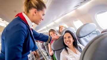 El gesto de los pasajeros que enfurece al personal de vuelo, según una azafata de EE. UU.